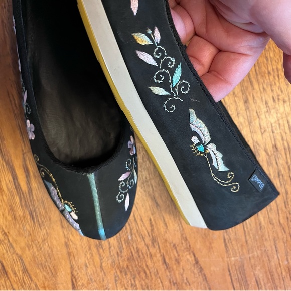 Camper || Embroidered Ballet Flats - Picture 2 of 8